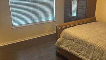 5 bedrooms, iron/ironing board, WiFi, bed sheets