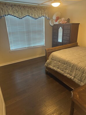 5 bedrooms, iron/ironing board, WiFi, bed sheets