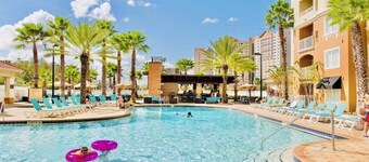 “Grand 1BR Orlando Suite – Full Kitchen, Balcony, Near Epic & Universal”