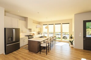 Een koelkast, een magnetron, een oven, een kookplaat