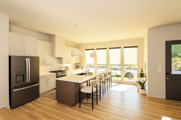 Refrigerador, microondas, horno y parrilla de estufa 