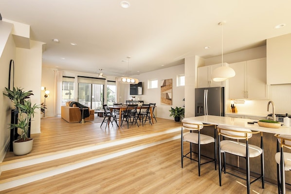 Refrigerador, microondas, horno y parrilla de estufa 