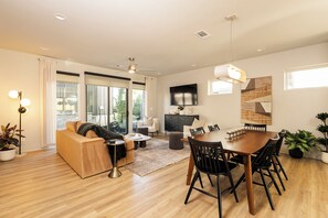 Een televisie en boeken