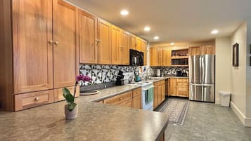 Microondas, horno, placa de cocina y lavavajillas