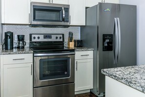 Mikrobølgeovn, ovn, kokeplater og oppvaskmaskin