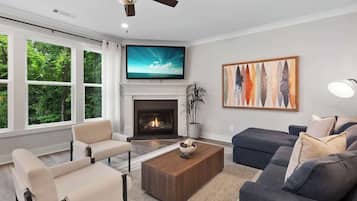 Una televisión, una chimenea, una oficina