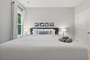 Iron/ironing board, travel crib, WiFi, bed sheets - The Central Nest | Brand-New 2025 Build | 6BR KING (Duluth)