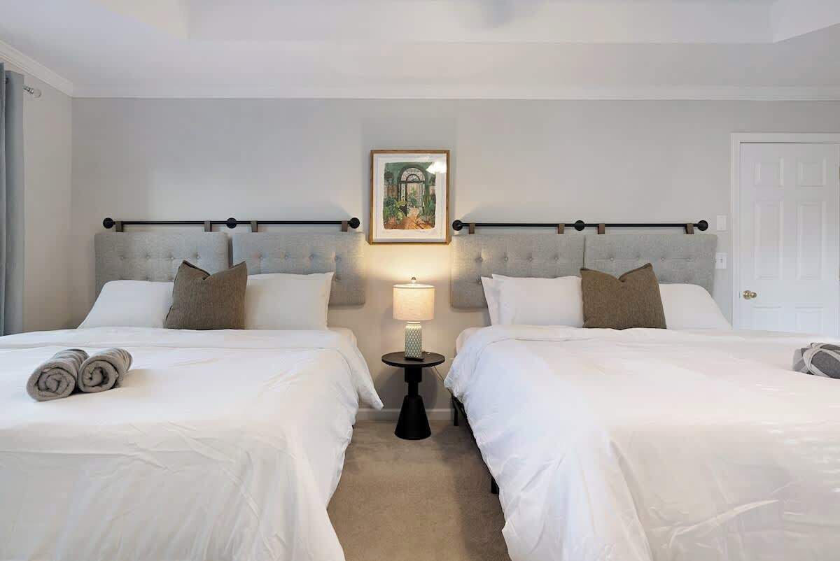 4 slaapkamers, een strijkplank/strijkijzer, reisbedje, wifi