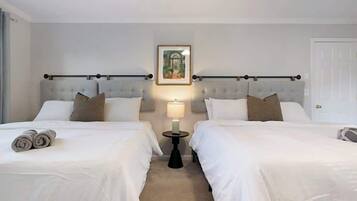 4 slaapkamers, een strijkplank/strijkijzer, reisbedje, wifi