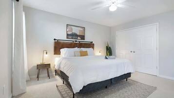 Tabla de planchar con plancha, cuna de viaje, wifi y ropa de cama