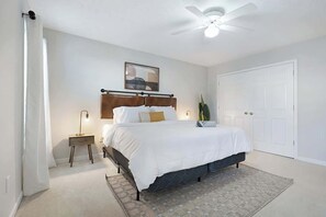 Tabla de planchar con plancha, cuna de viaje, wifi y ropa de cama