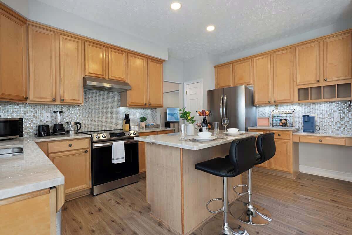 Een koelkast, een magnetron, een oven, een kookplaat