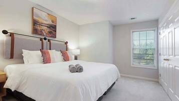 Een strijkplank/strijkijzer, reisbedje, wifi, beddengoed