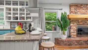 Frigorífico, placa de cocina, lavavajillas y cafetera o tetera