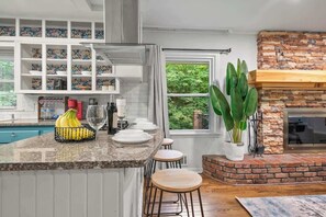 Refrigerador, parrilla de estufa, lavavajillas y cafetera y tetera 