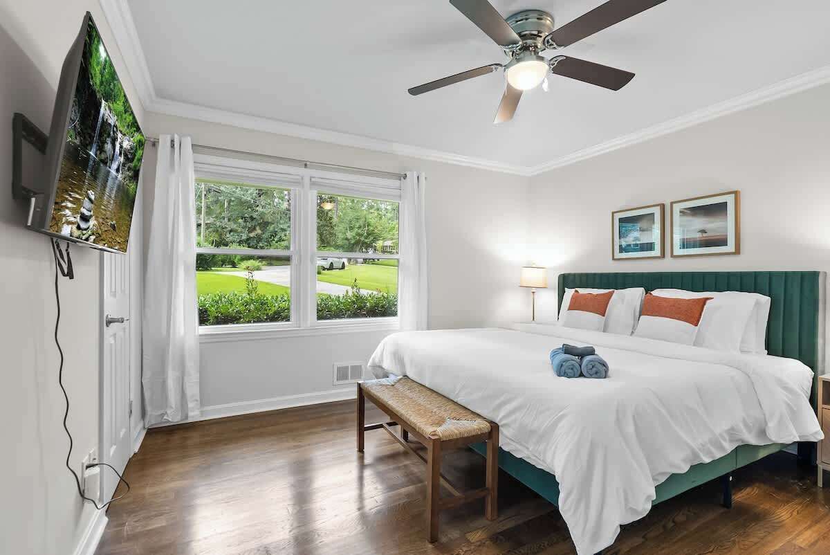 6 bedrooms, iron/ironing board, travel cot, WiFi