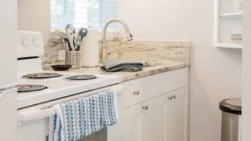 KĂŒhlschrank, Mikrowelle, Ofen, Herdplatte