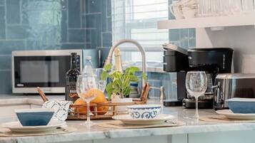 Een koelkast, een microgolfoven, een oven, een kookplaat