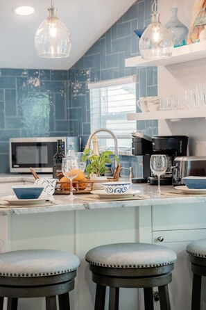 Een koelkast, een magnetron, een oven, een kookplaat