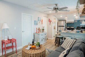 TV - Cozy Coastal Cottages of Dunedin #4 (Dunedin)