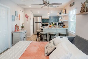 1 slaapkamer, een strijkplank/strijkijzer, wifi, beddengoed