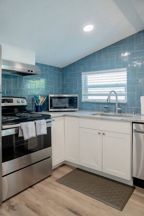 Een koelkast, een magnetron, een oven, een kookplaat