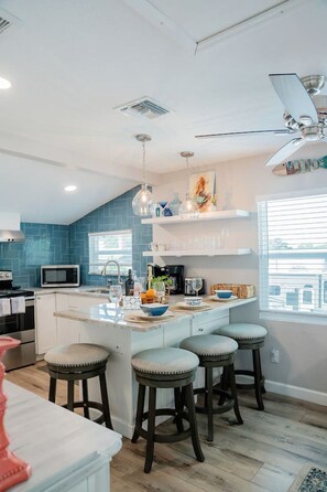 Fridge, microwave, oven, stovetop - Cozy Coastal Cottages of Dunedin #4 (Dunedin)