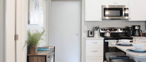 Frigorífico, microondas, horno y placa de cocina