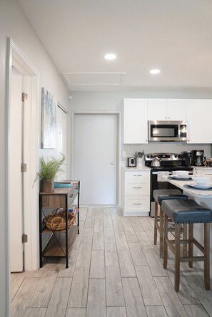 Kjøleskap, mikrobølgeovn, ovn og kokeplater