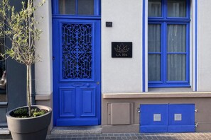 Exterior detail - La 104 private cocooning rooms with whirlpool bath (Saint-Omer)