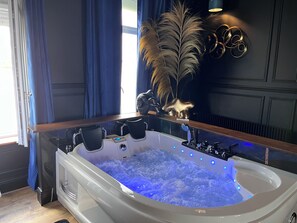 Interior - La 104 private cocooning rooms with whirlpool bath (Saint-Omer)