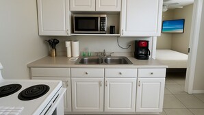 Microwave, stovetop - Beachside Cottage #3/ Fun In The Sun/Dogs Welcome (Redington Shores)