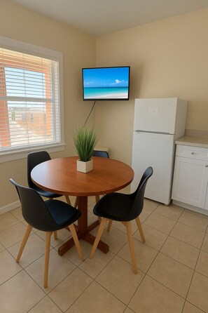 Dining - Beachfront 1BR, Steps to Ocean, Dog Friendly. BOOK TODAY! (Redington Shores)