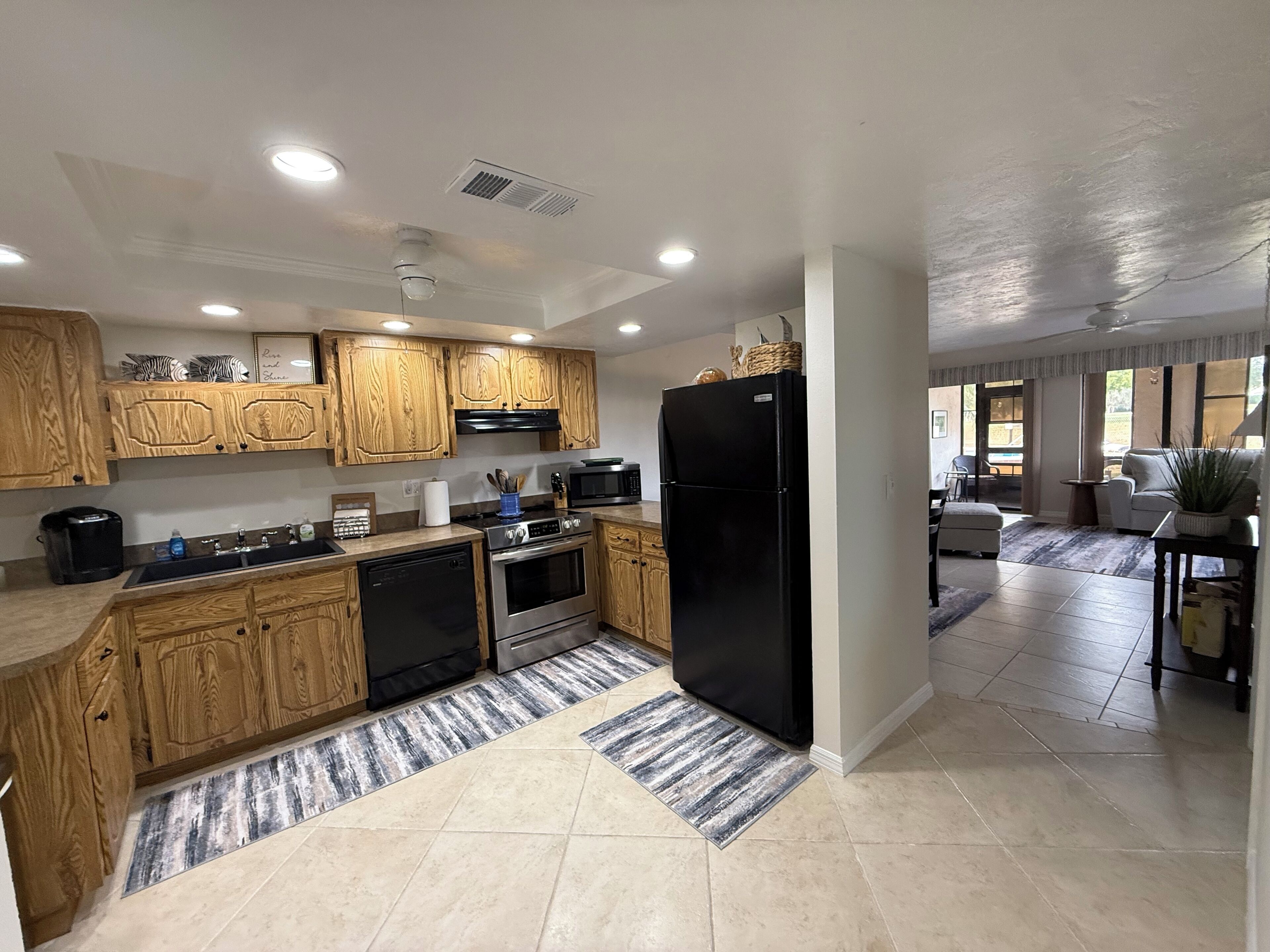 ثلاجة، ميكروويف، فرن، موقد طهي مسطح