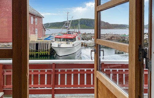 Gorgeous home in Leinøy with house sea view