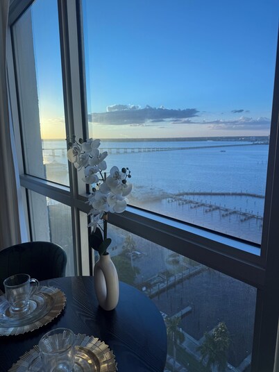 1-bedroom apartment with fitness room and AC in brilliant downtown Fort Myers