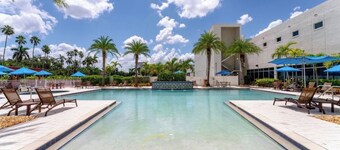 1-bedroom apartment with fitness room and AC in brilliant downtown Fort Myers