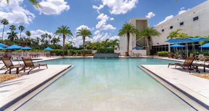 1-bedroom apartment with fitness room and AC in brilliant downtown Fort Myers