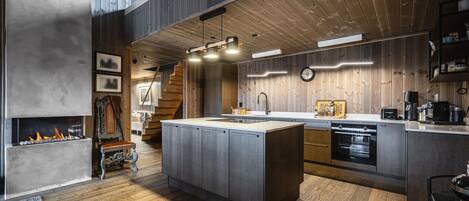 Een kookplaat, een vaatwasser, een koffiezetapparaat/waterkoker