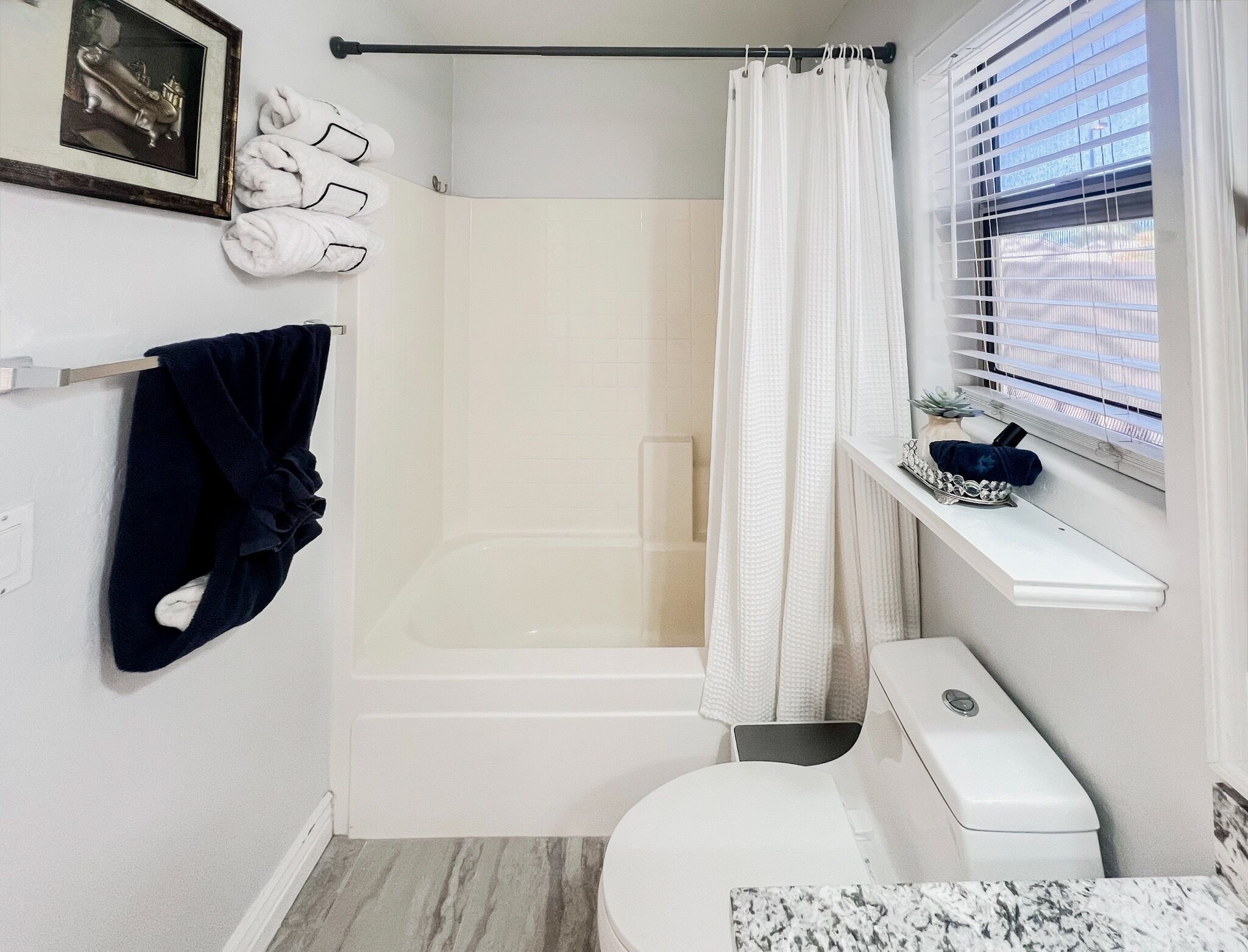 Sèche-cheveux, serviettes fournies, savon, papier toilette