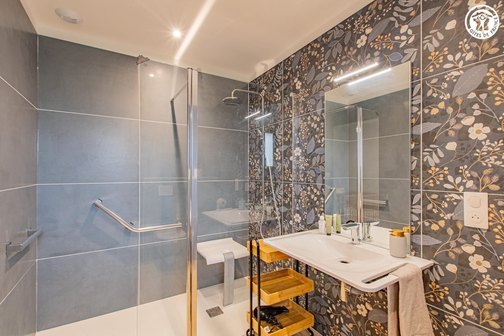 淋浴设施、毛巾