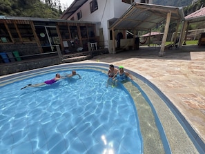 2 piscines extérieures