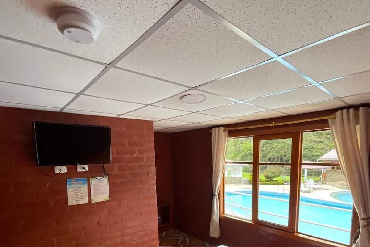 غرفة مزدوجة بتجهيزات أساسية - بمنظر للمسبح | واي فاي مجانًا