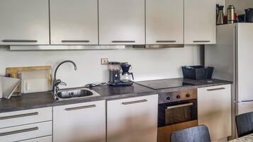 Frigorifero, forno, piano cottura, lavastoviglie