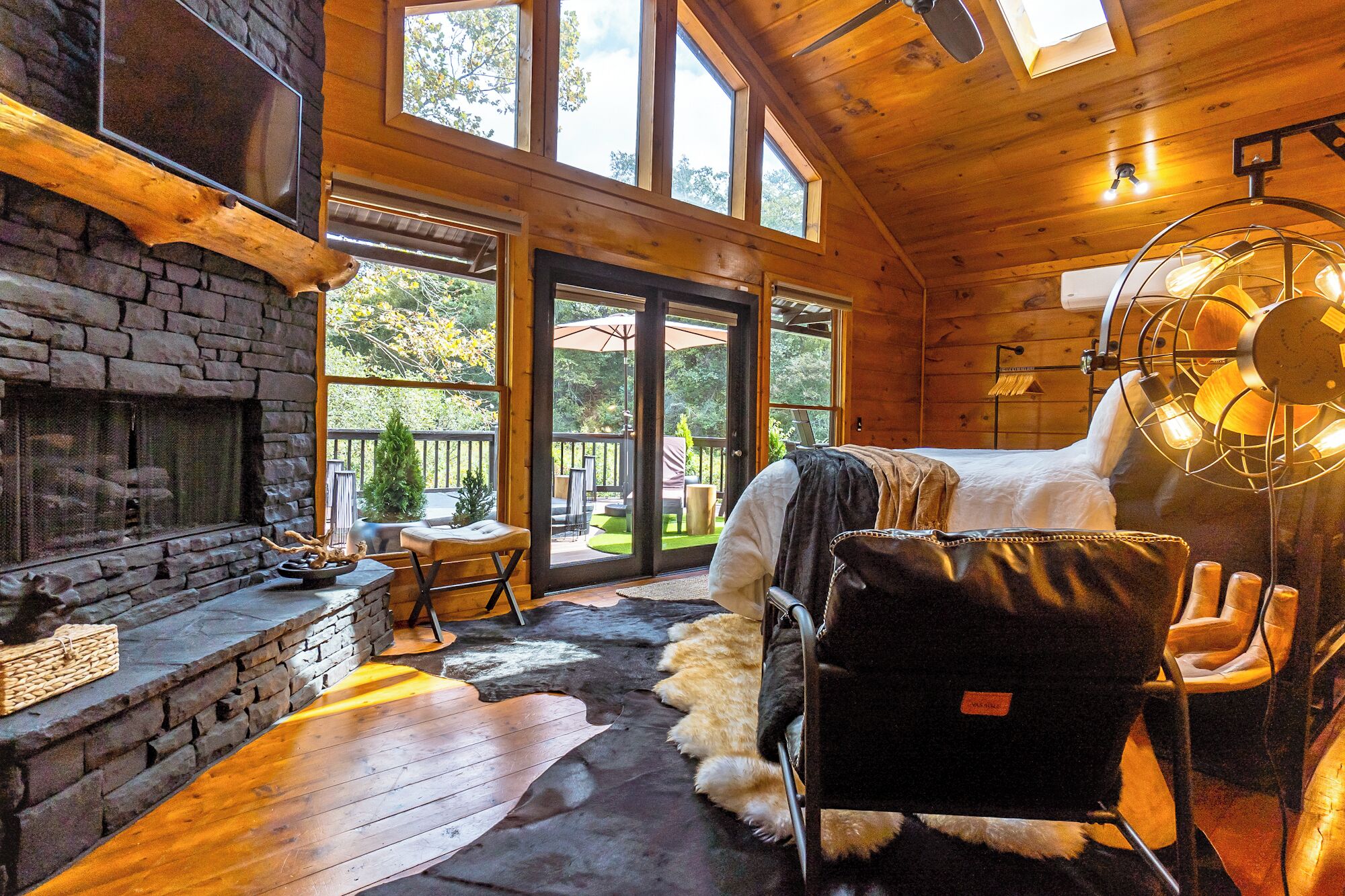 Skrivebord, strykejern/-brett, wi-fi (inkludert) og sengetøy