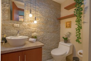 Sèche-cheveux, serviettes fournies, savon, papier toilette