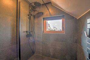 Shower, free toiletries, hair dryer, towels