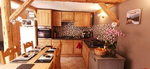 Een koelkast, een microgolfoven, een oven, een vaatwasser