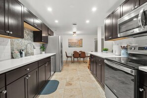 Fridge, microwave, oven, stovetop - Casa Louise | 4 Bedroom + Hot Tub + Heated Pool (Sarasota)