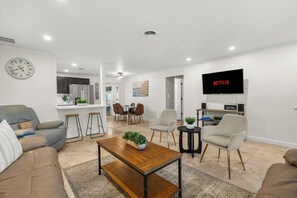 Smart TV - Casa Louise | 4 Bedroom + Hot Tub + Heated Pool (Sarasota)